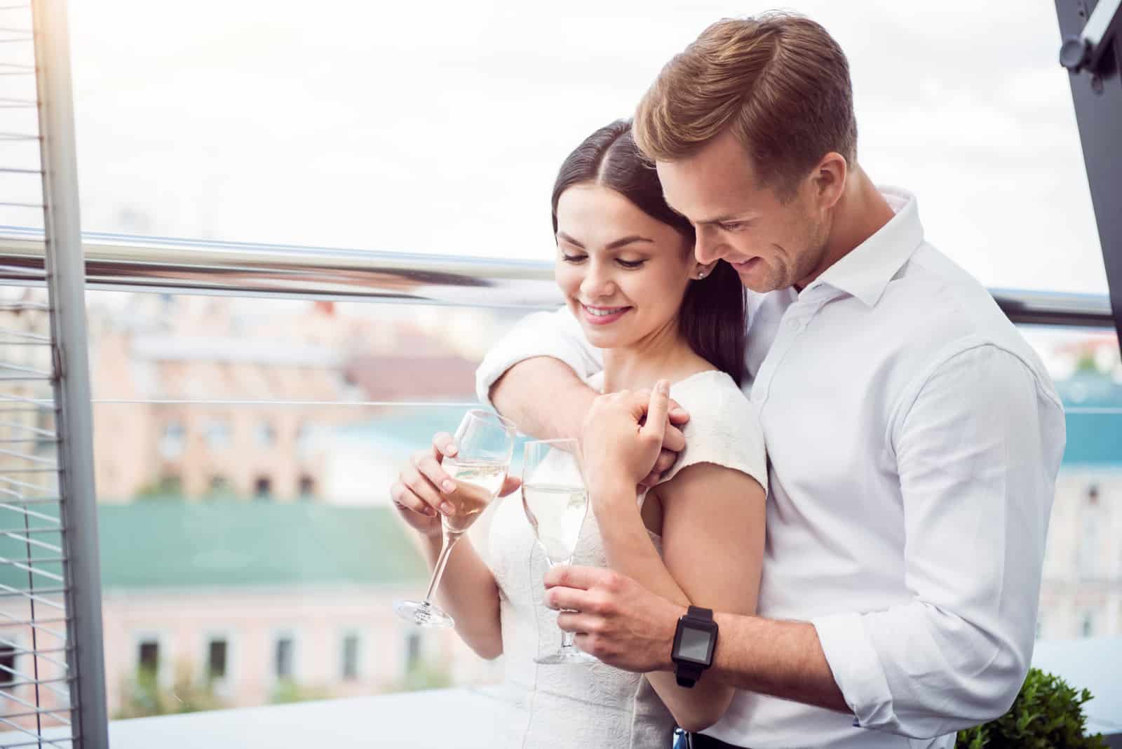 l'homme a embrassé la femme