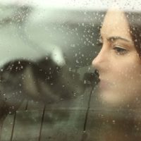 femme triste, regarder travers, fenêtre voiture