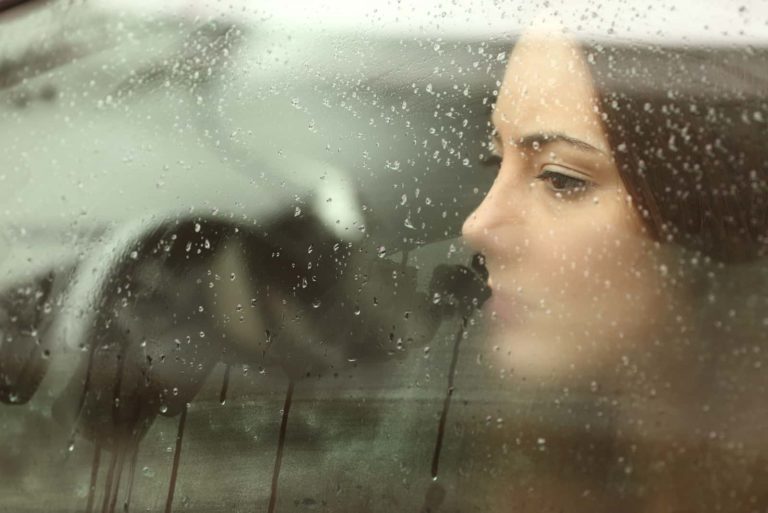 femme triste, regarder travers, fenêtre voiture