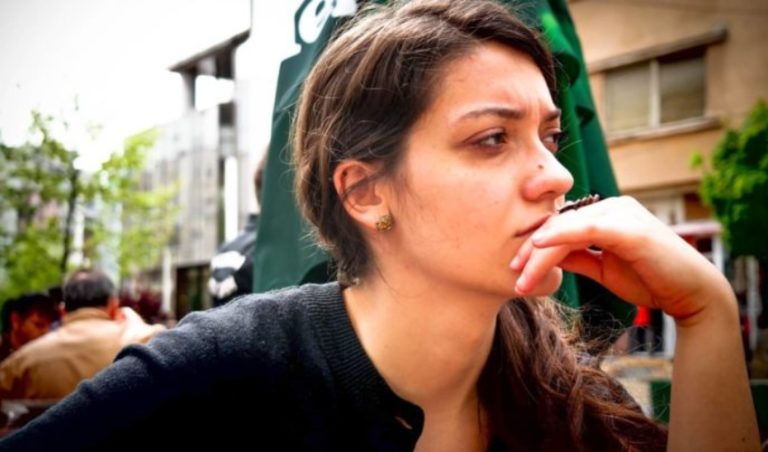 la brune sassoit sur la terrasse du cafe et pense