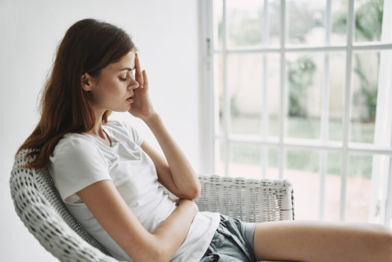 une femme agacée assise sur une chaise