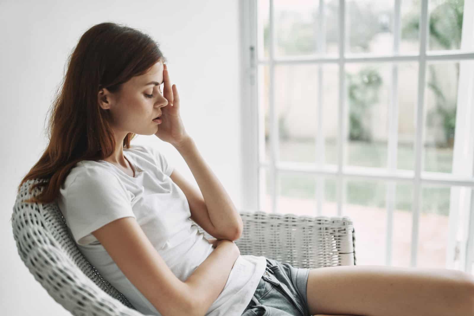 une femme agacée assise sur une chaise