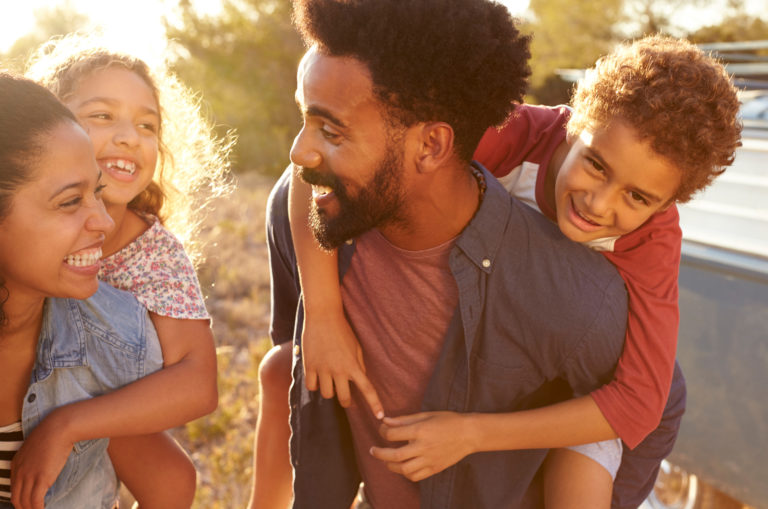 famille heureuse rire ensemble