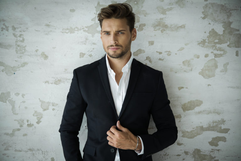 un bel homme dans une salle