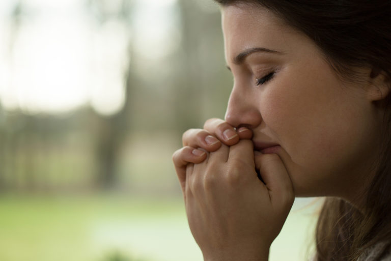 la femme triste s'assied et pleure