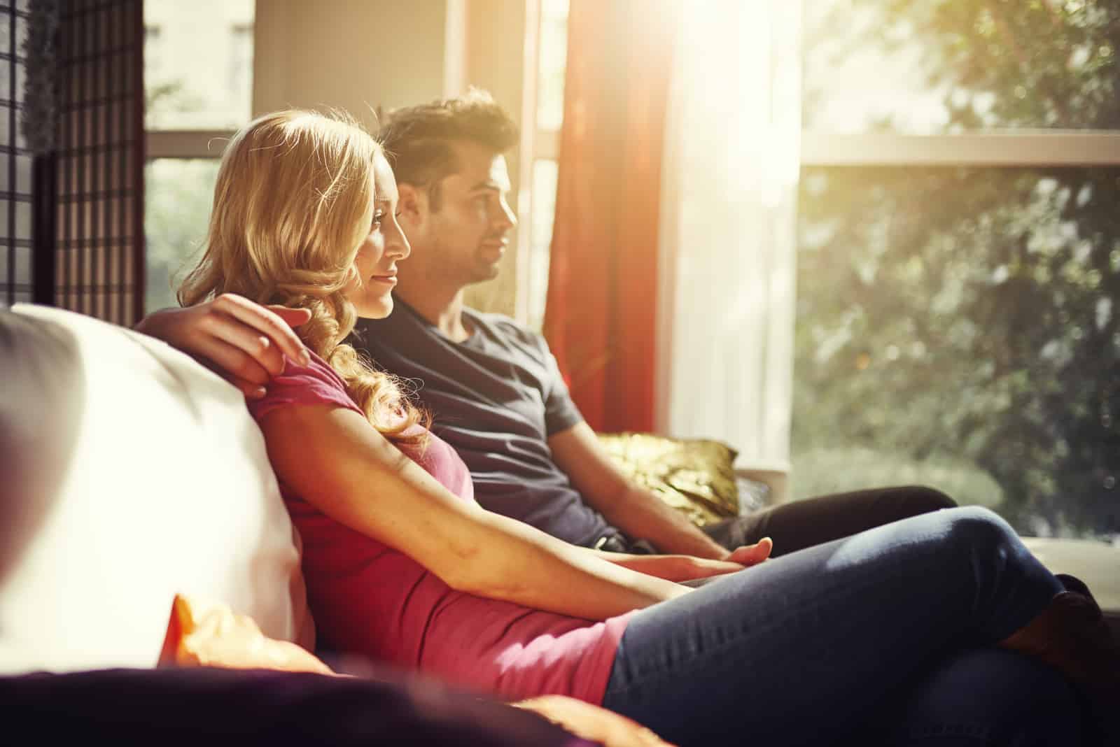 un couple amoureux regarde la télé