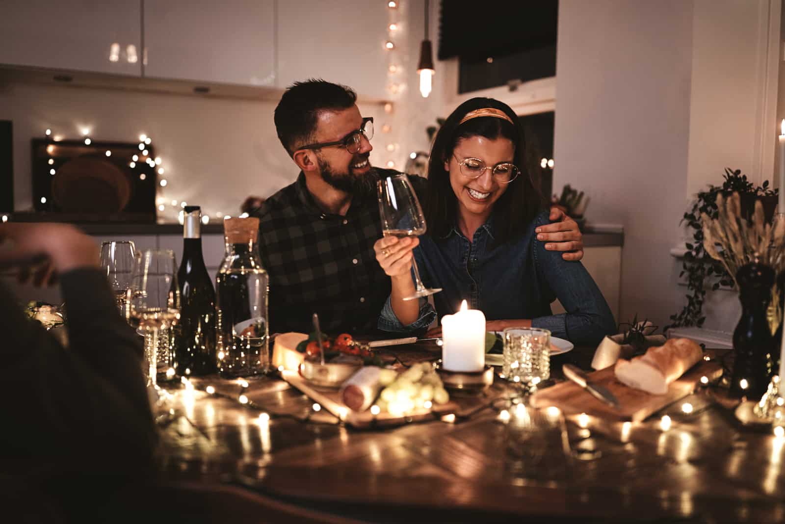 un homme et une femme souriants assis à une table