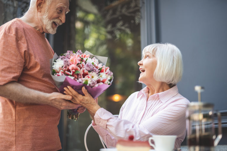 l'homme a surpris la femme avec un bouquet de roses
