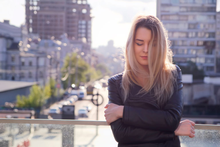une femme aux cheveux blonds avec un air abattu