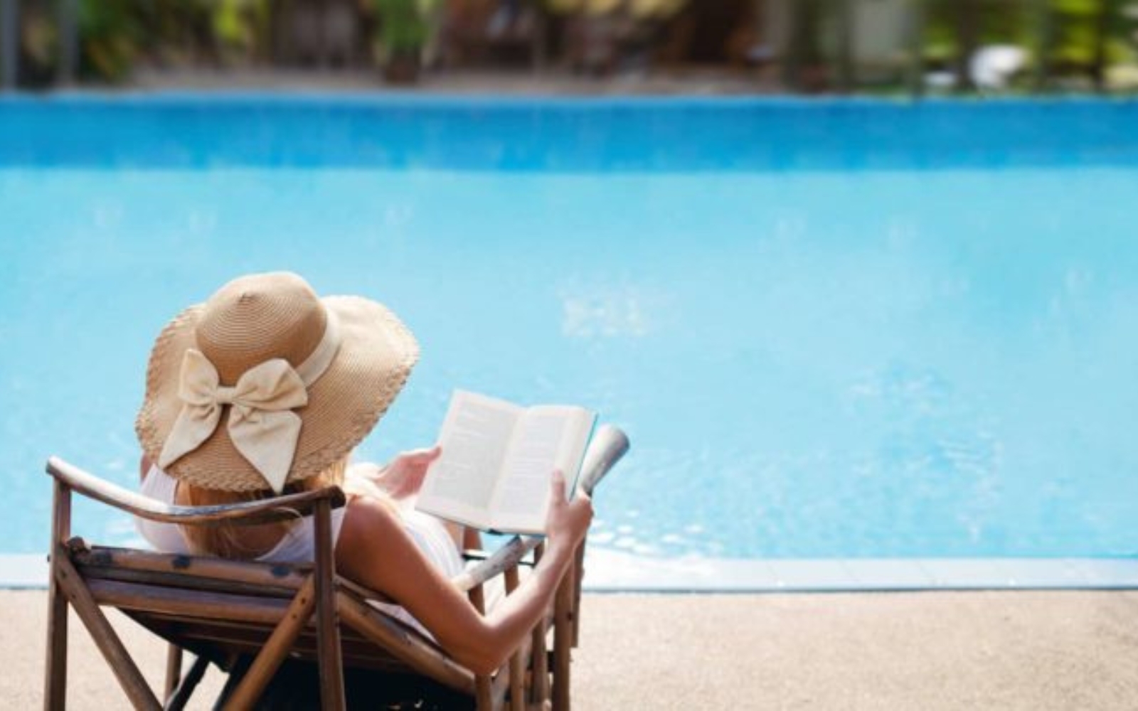 femme calme, appreciant, sur, les, chaise piscine