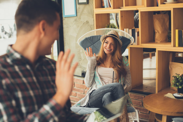 l'homme salue la femme