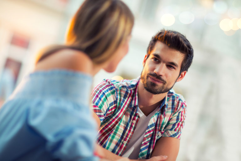 un homme parle à une femme