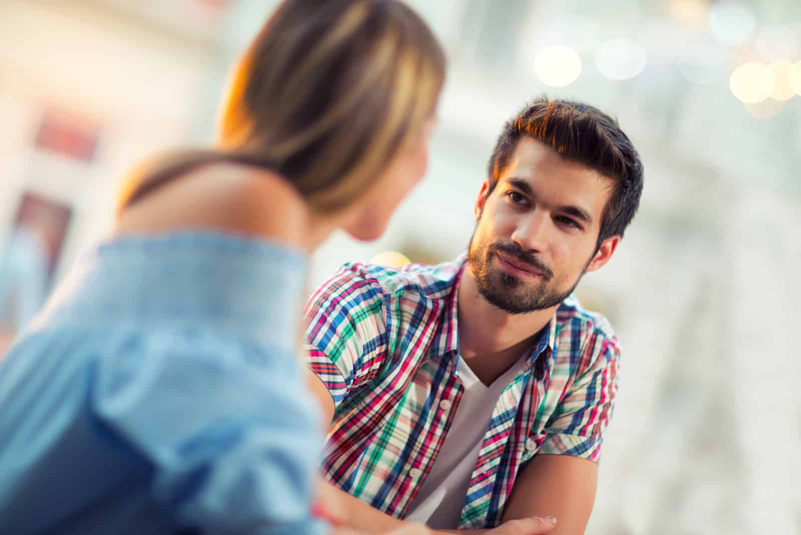 un homme parle à une femme