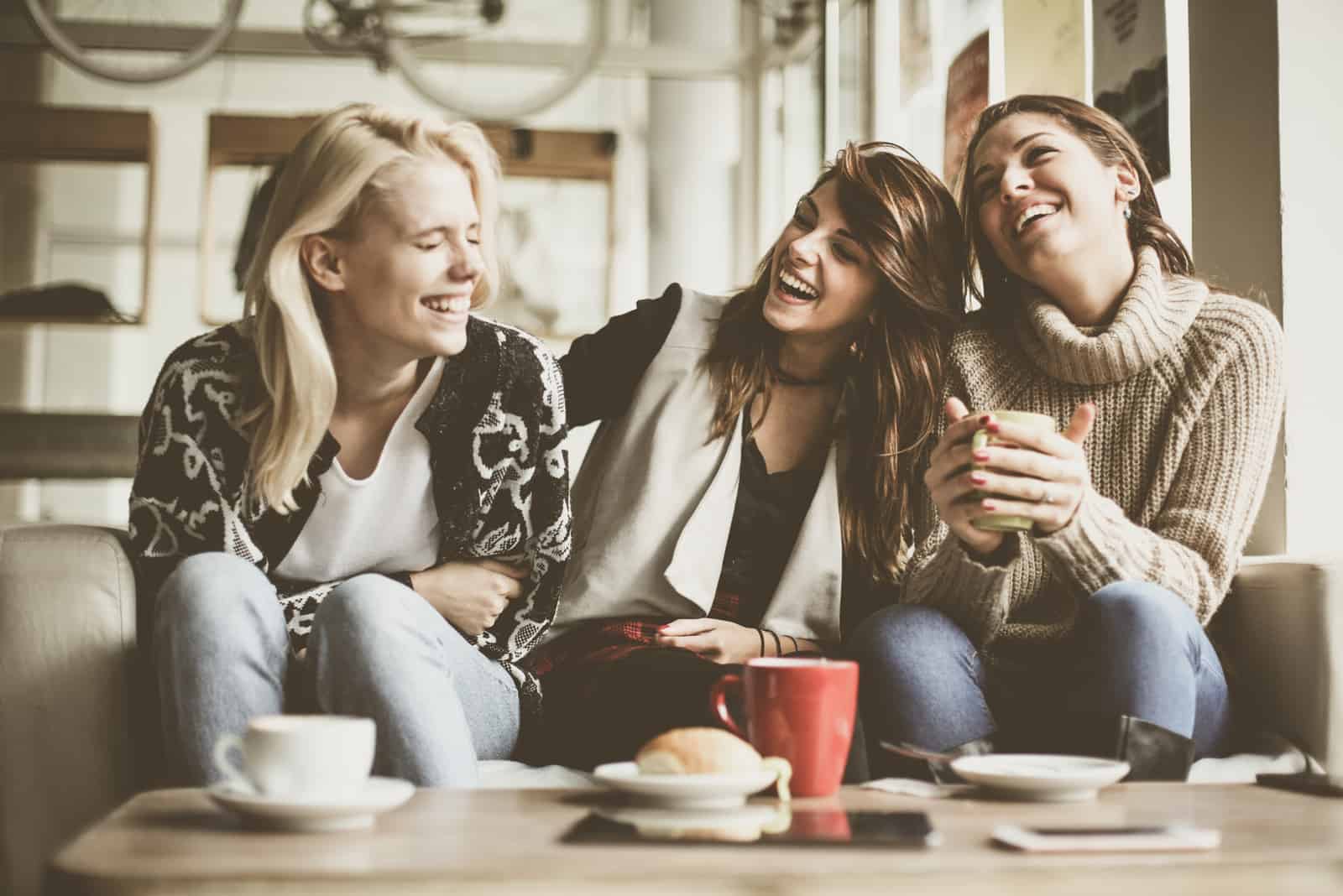 les amis s'assoient à table et parlent