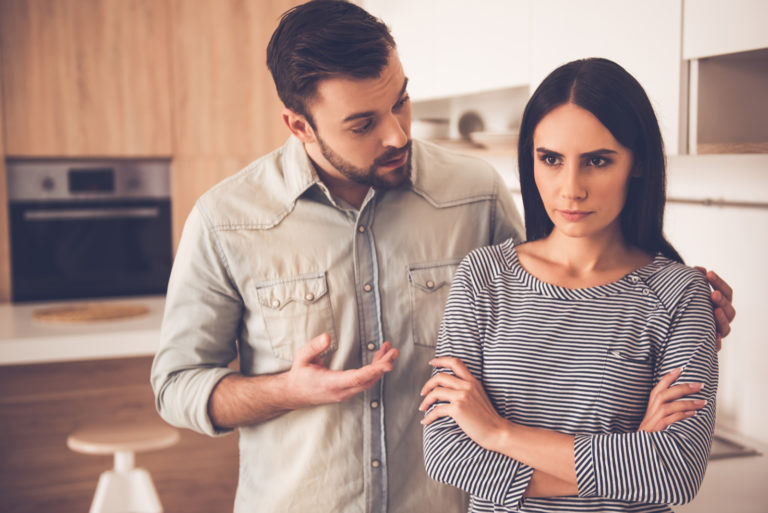 l'homme réconforte la femme déçue
