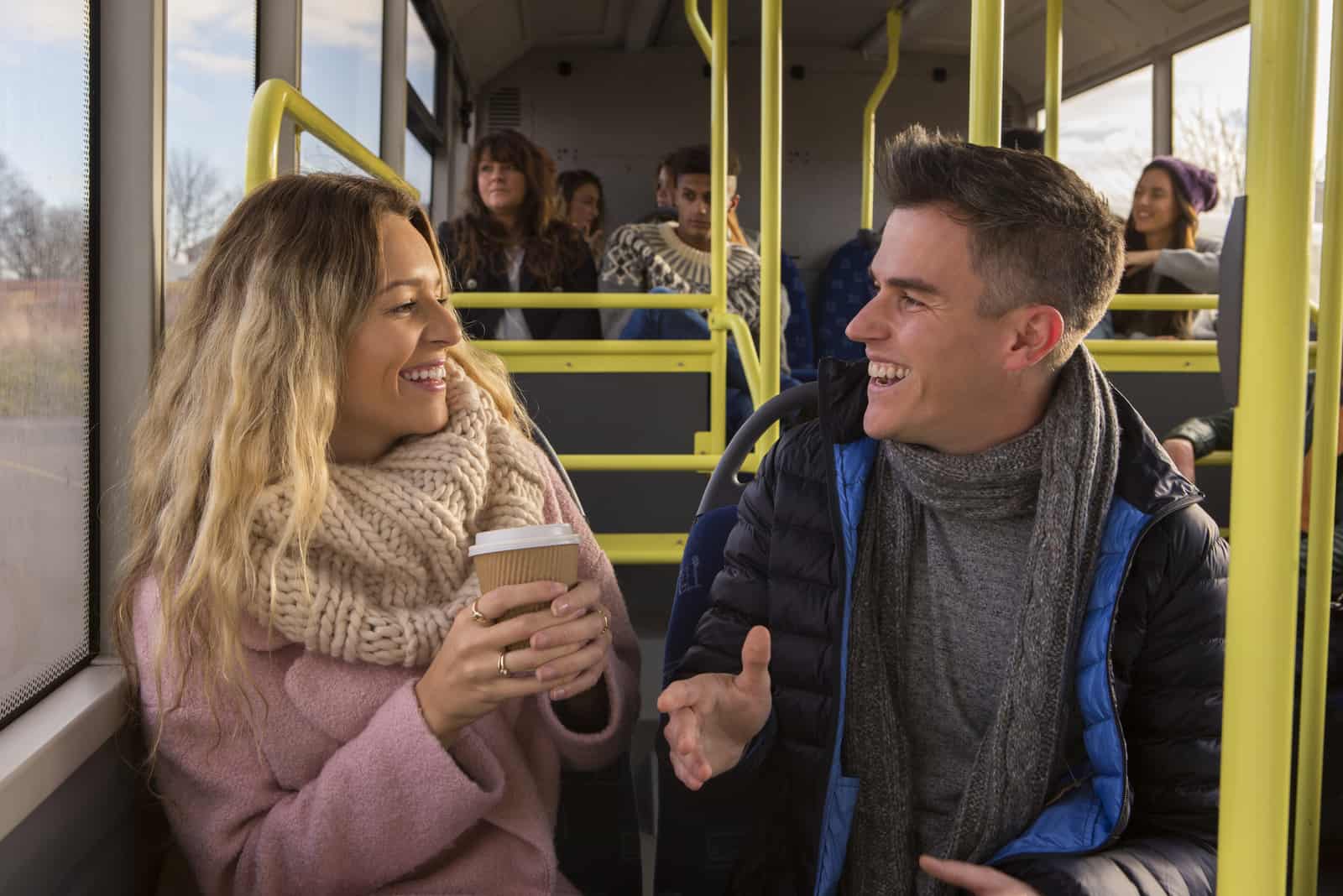 un homme et une femme discutent dans le bus