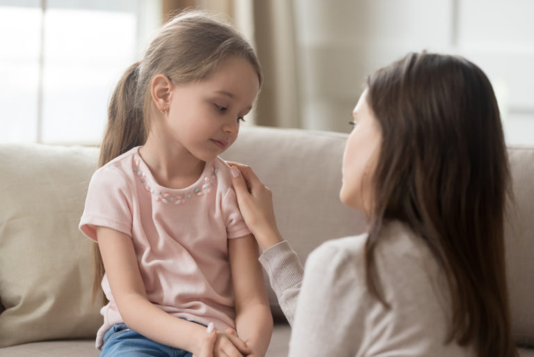 une maman inquiète qui parle à un enfant
