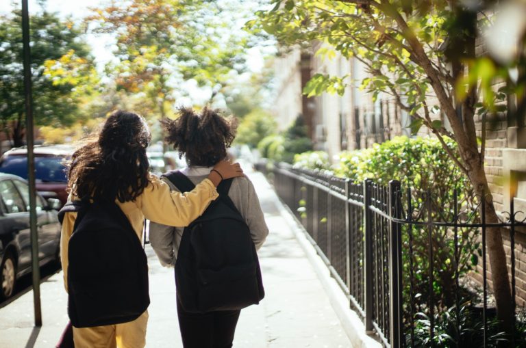 deux écolières revenant de l'école