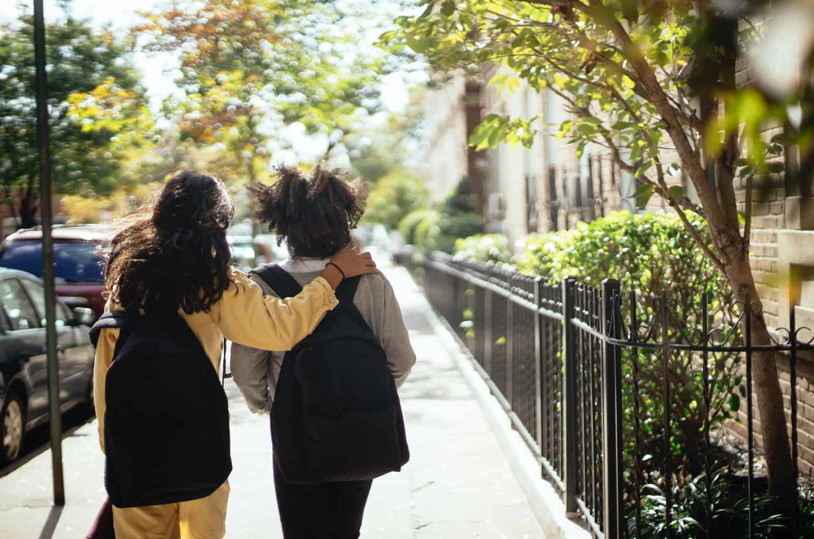 deux écolières revenant de l'école