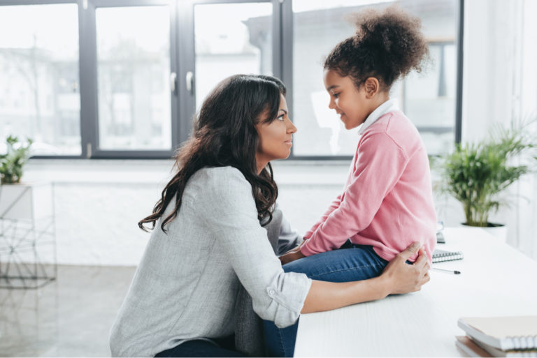 mère et fille parlent