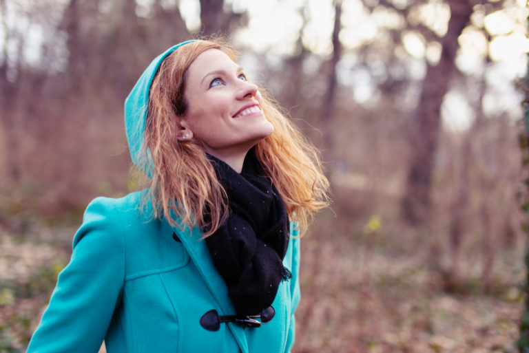 une belle femme se lève et regarde le ciel