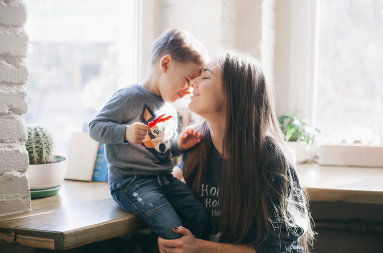 mère et fils câlins
