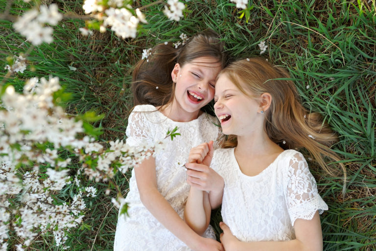 deux petites filles allongées dans l'herbe