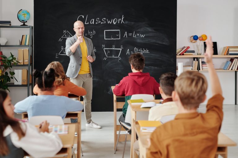 enseignant donnant une leçon aux enfants