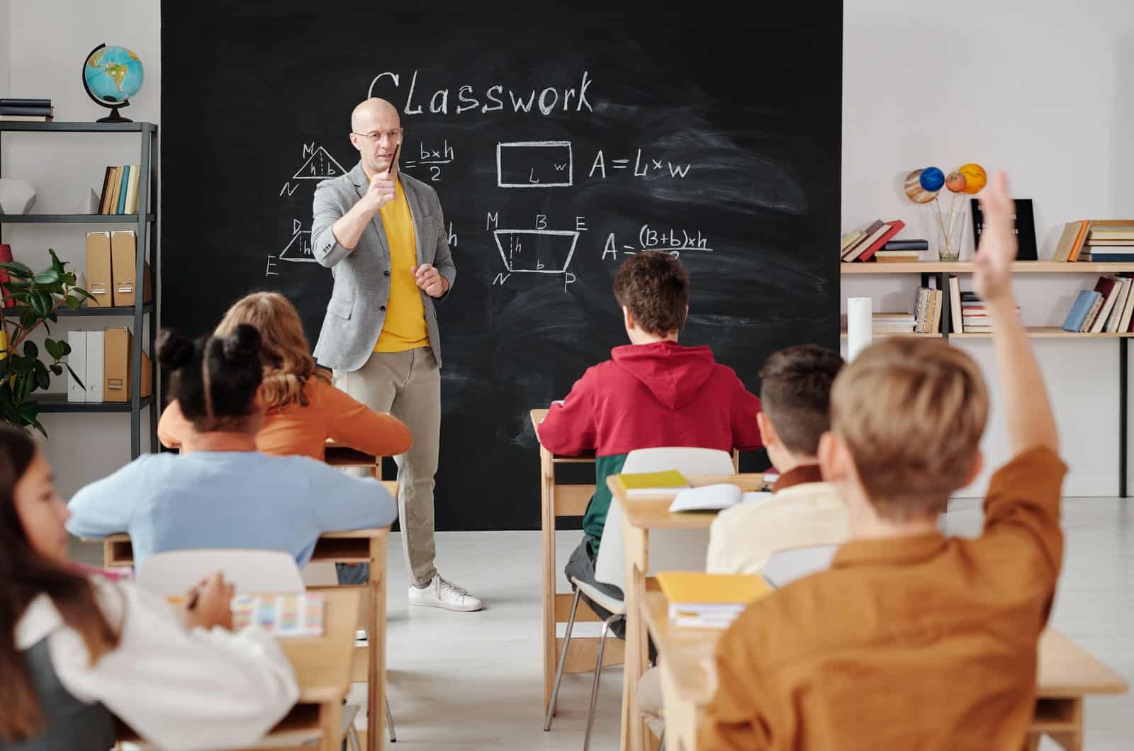 enseignant donnant une leçon aux enfants