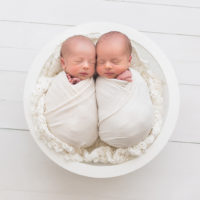 jumeaux nouveau-nés dormant dans un panier