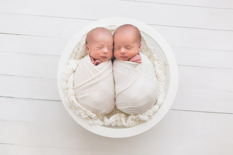 jumeaux nouveau-nés dormant dans un panier