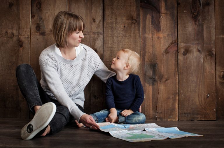 mère et petit garçon assis sur le plancher en bois