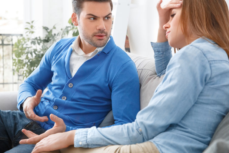 hommes se disputant avec une femme