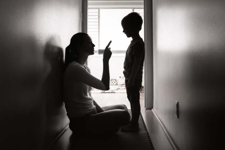 mère criant à l'enfant dans le couloir