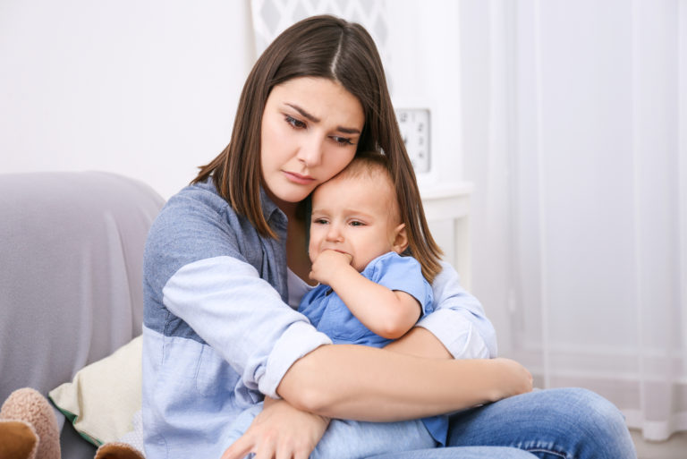 triste mère tenant sa petite fille