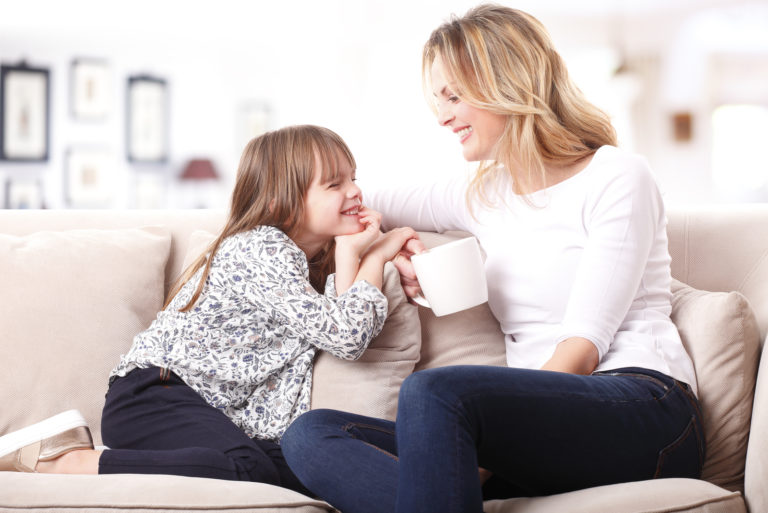 une femme souriante qui parle à sa fille