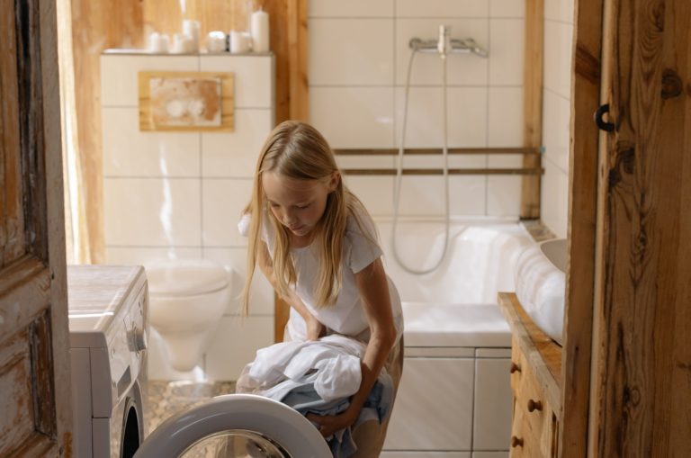 fille lavant le linge