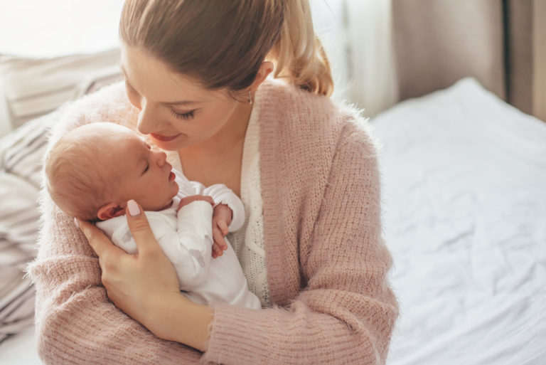 mère tenant son nouveau-né
