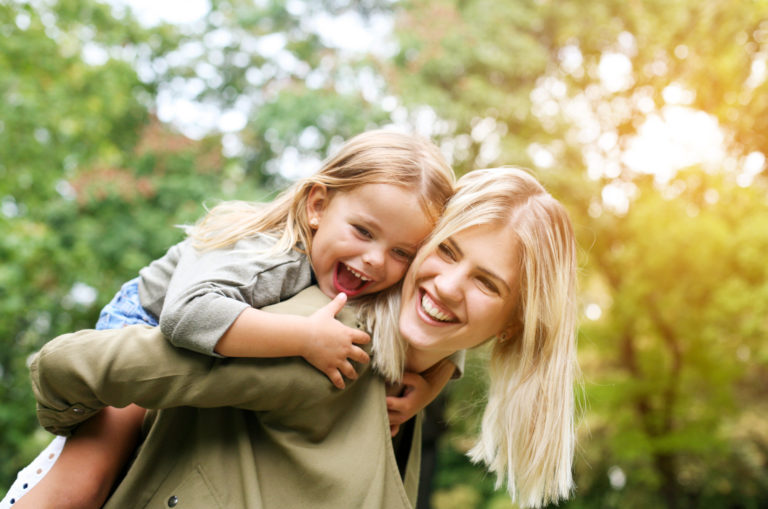 mère et enfant jouant dehors