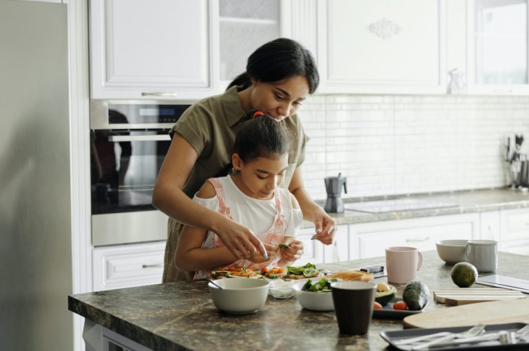 mère et fille cuisinant dans la cuisine