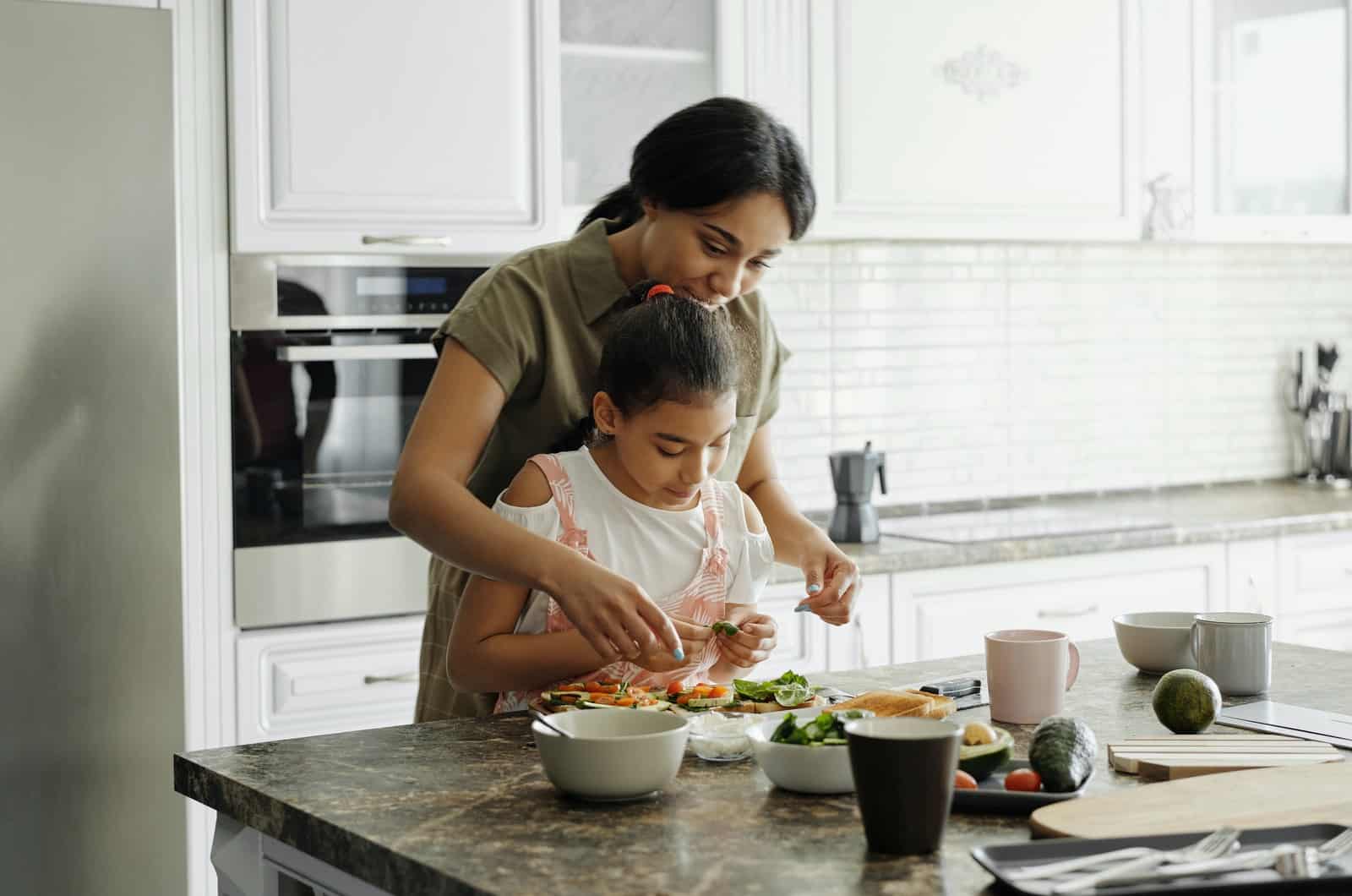 mère et fille cuisinant dans la cuisine