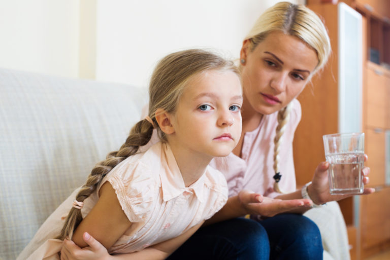 fille malheureuse regardant loin de sa mère