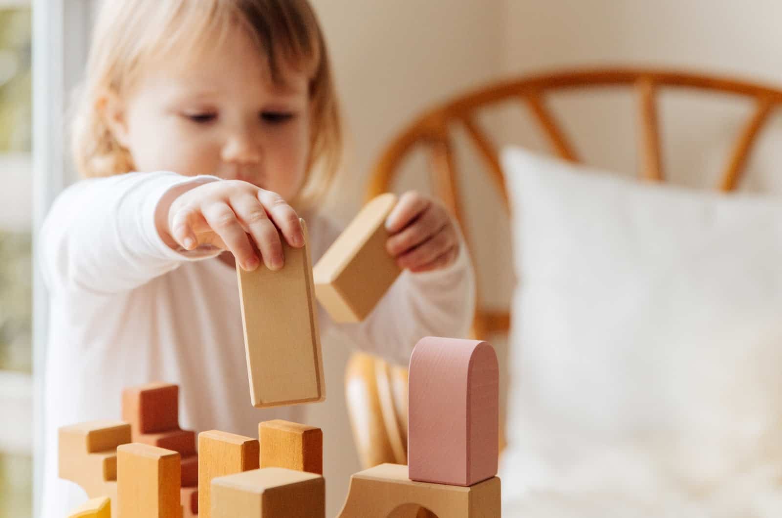 bambin jouant avec des blocs
