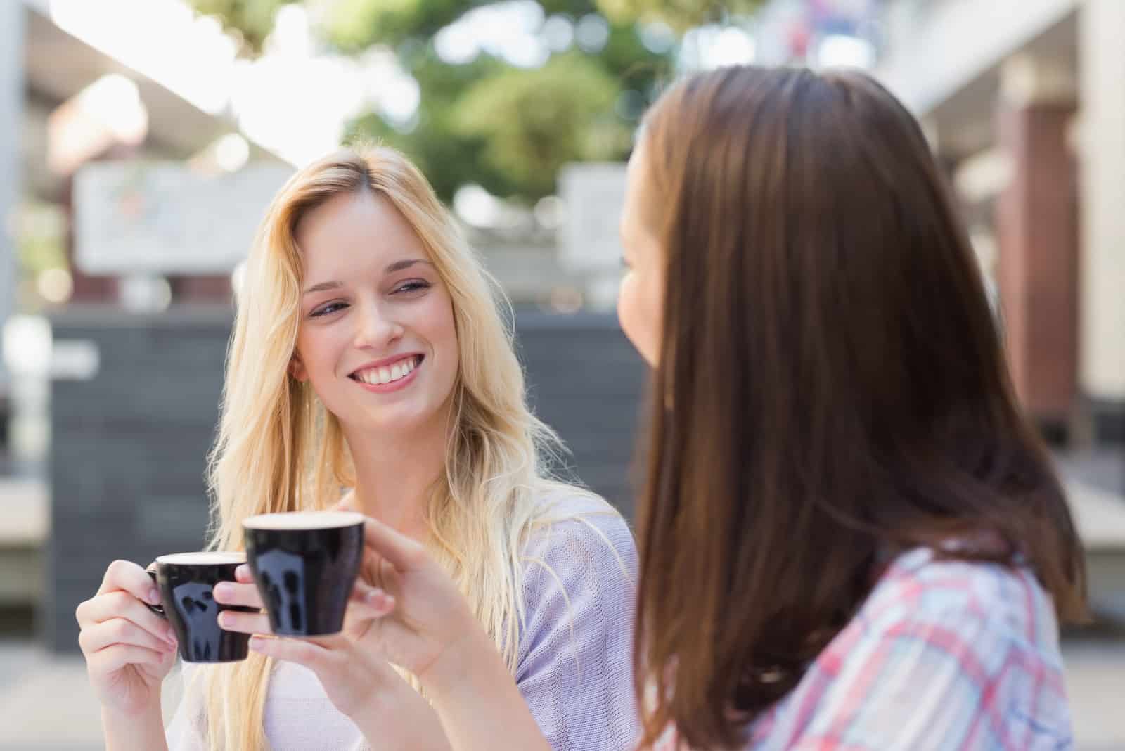 deux amis souriants discutant autour d'un café