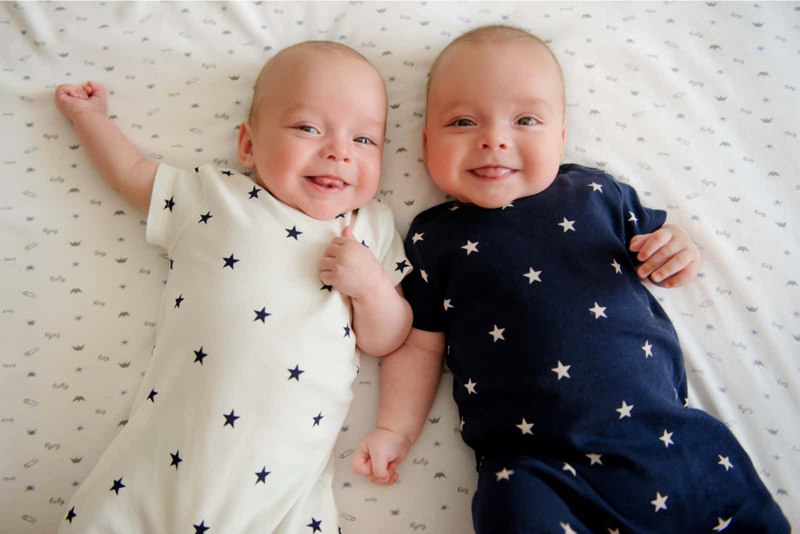 deux bébés souriants regardant la caméra