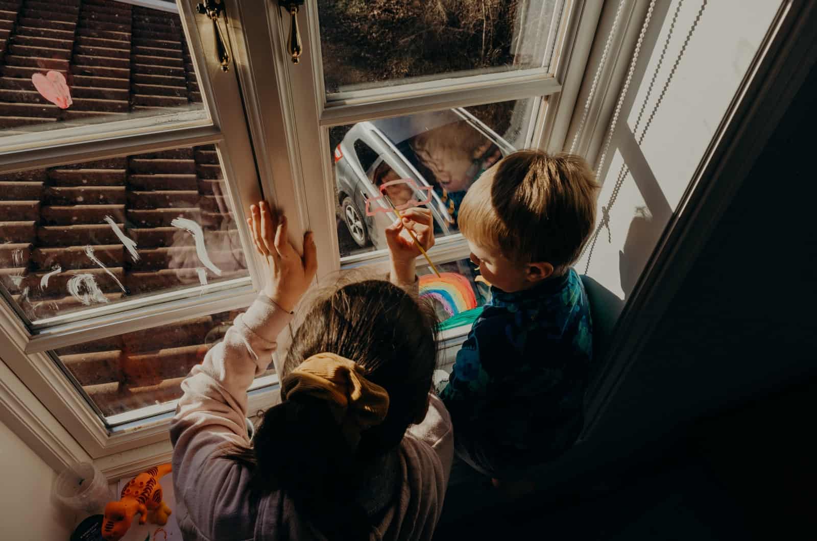 enfants faisant des dégâts sur la fenêtre