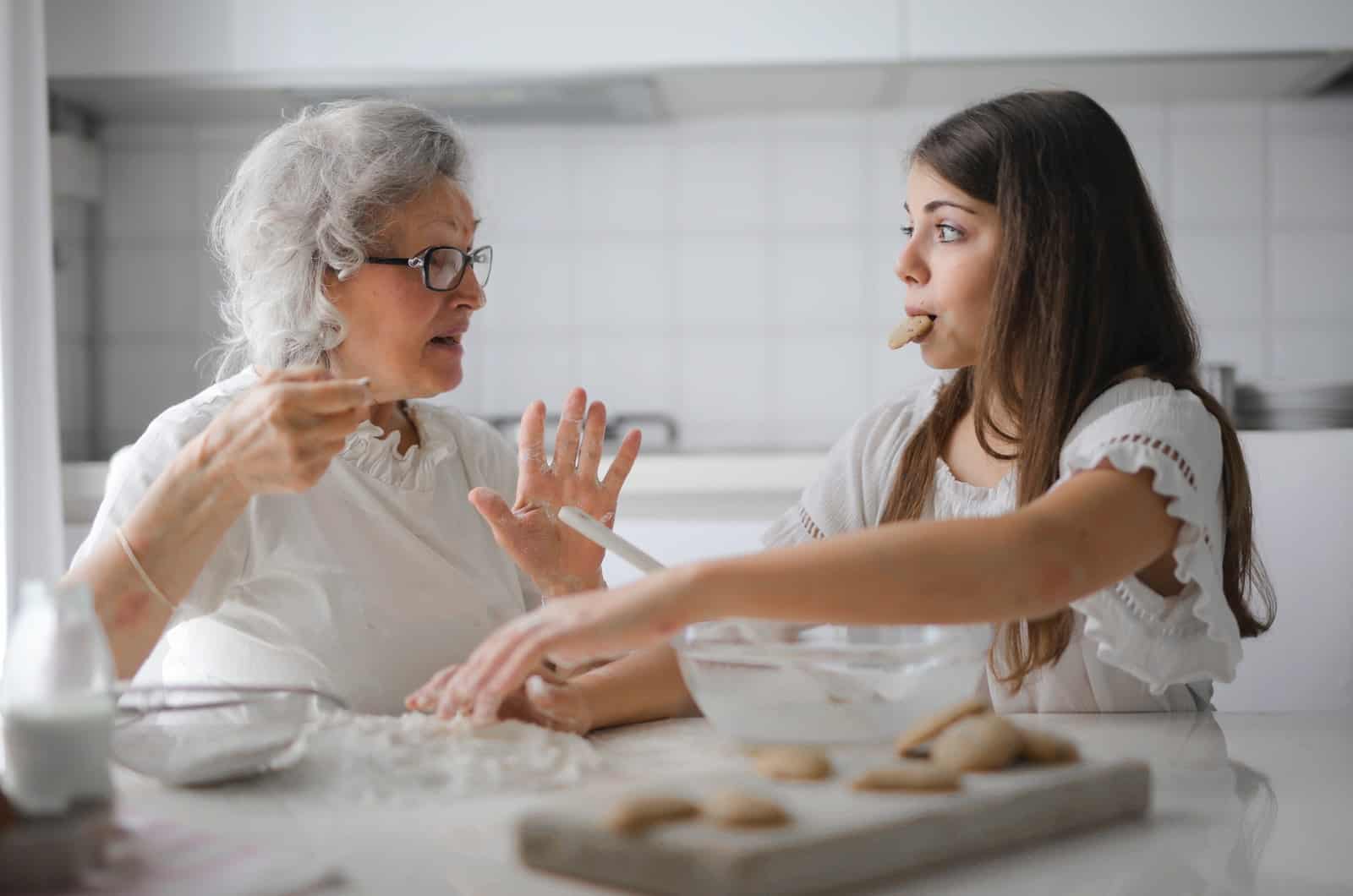 grand-mère et petit-enfant cuisinant ensemble dans la cuisine