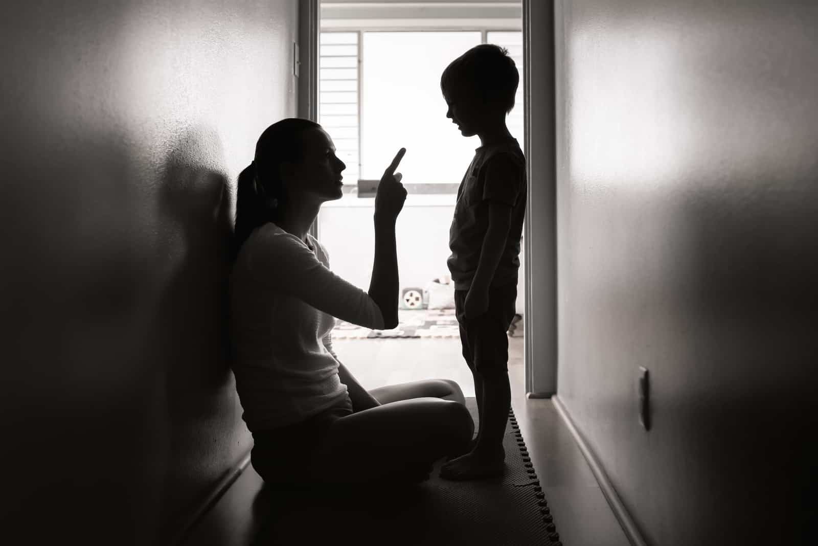 mère discipliner l'enfant dans le couloir