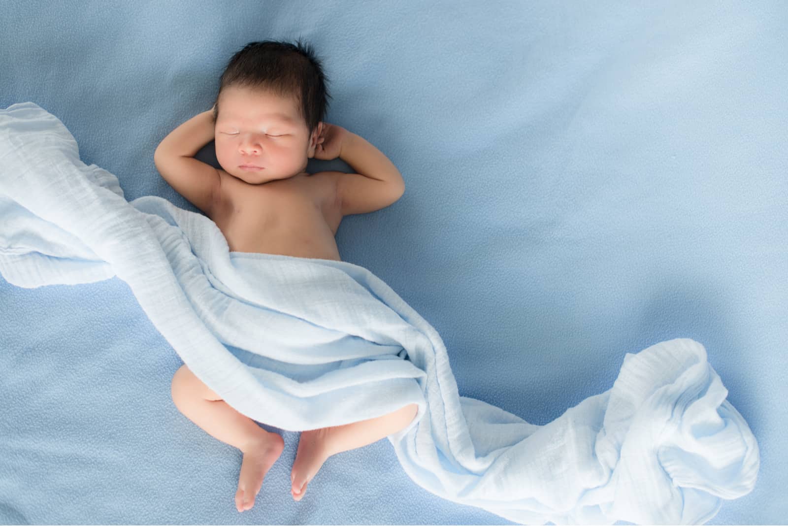 nouveau-né allongé sur une couverture bleue