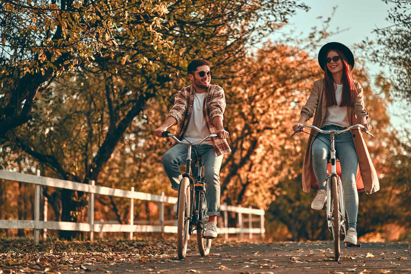 un homme et une femme font du vélo